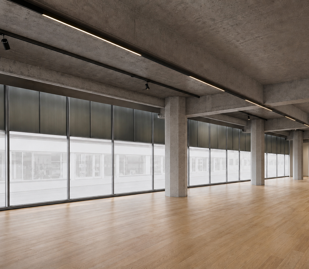 Innenraum mit freigelegtem Tragwerk, hohen Decken, Licht und Holzboden